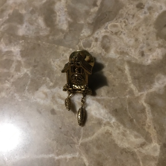 Avon Vintage 1981 Cuckoo Clock Gold Tone Lapel Pin/Tie Tack - Picture 6 of 9